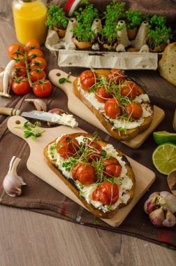Kavrulmuş kiraz domates sosu ve Ricotta tost