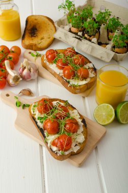 Kavrulmuş kiraz domates sosu ve Ricotta tost