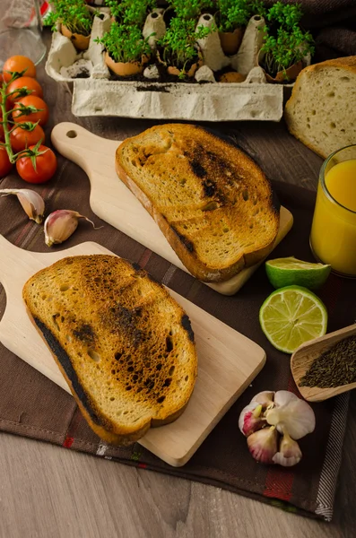 Geröstete Kirschtomatensauce und Ricotta auf Toast — Stockfoto
