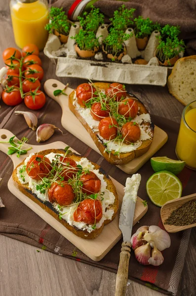烤的樱桃番茄汁和意大利乳清干酪在烤面包上 — 图库照片