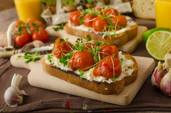 Geröstete Kirschtomatensauce und Ricotta auf Toast — Stockfoto