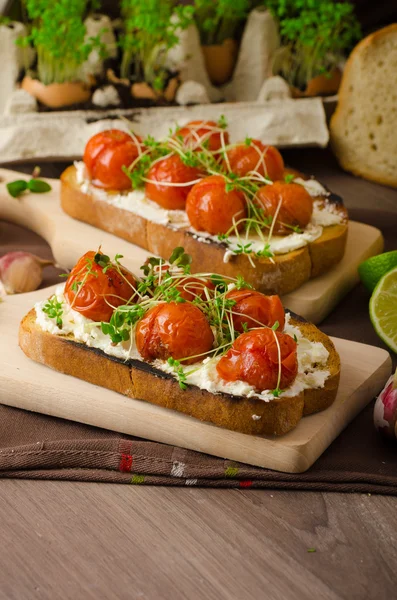 Roasted Cherry Tomato Sauce and Ricotta on Toast — Stock Photo, Image