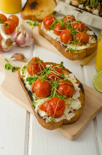 Sauce tomate cerise rôtie et ricotta sur pain grillé — Photo