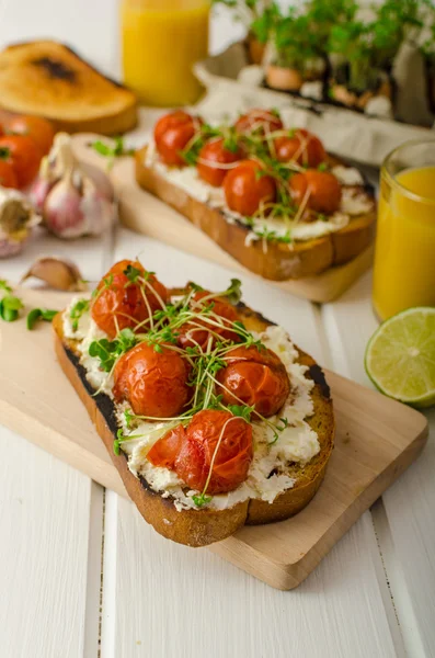 Rostad Cherry tomatsås och Ricotta på Toast — Stockfoto