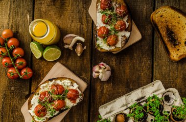 Kavrulmuş kiraz domates sosu ve Ricotta tost