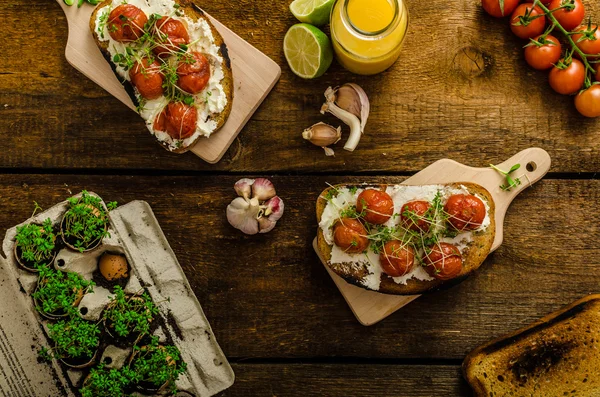 Geröstete Kirschtomatensauce und Ricotta auf Toast — Stockfoto