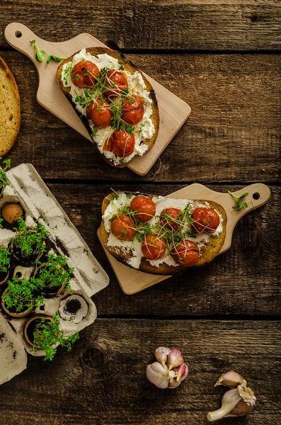 Kavrulmuş kiraz domates sosu ve Ricotta tost