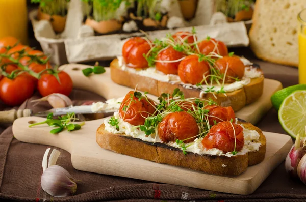 구운된 체리 토마토 소스와 리 코타 토스트에 — 스톡 사진