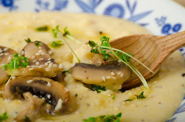 Rozemarijn en Chili geïnfundeerd polenta — Stockfoto