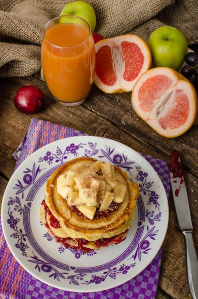 Panquecas caseiras com bananas — Fotografia de Stock