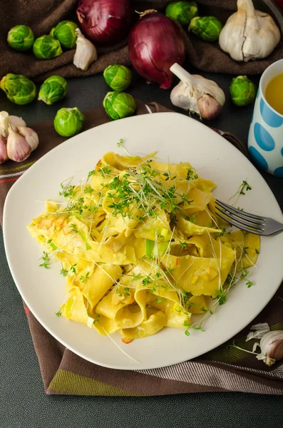 Tagliatelle cremoso casero de harina de sémola —  Fotos de Stock