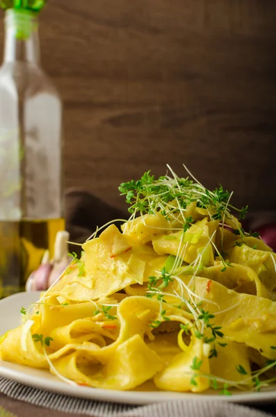 Tagliatelle cremose fatte in casa di farina di semolino — Foto Stock