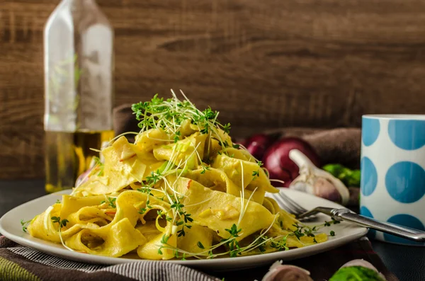 Tagliatelle cremoso casero de harina de sémola —  Fotos de Stock