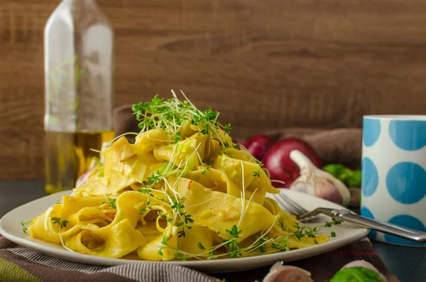 Tagliatelle cremose fatte in casa di farina di semolino — Foto Stock