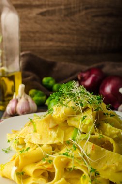 İrmik unu üzerinden ev yapımı krem tagliatelle