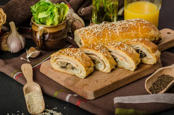 Roll out puff pastry stuffed — Stock Photo, Image