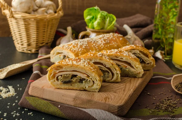 Roll out puff pastry stuffed — Stock Photo, Image