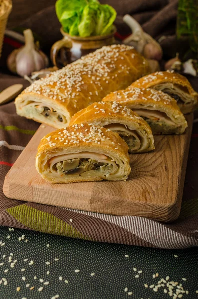 Roll out puff pastry stuffed — Stock Photo, Image