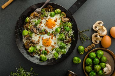 Boğalar göz yumurta ve Brüksel lahanası ile sebze omlet
