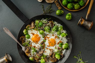 Boğalar göz yumurta ve Brüksel lahanası ile sebze omlet