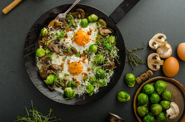 Gemüseomelett mit Ochsenaugen-Ei und Rosenkohl — Stockfoto