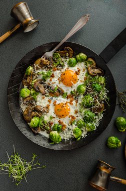 Boğalar göz yumurta ve Brüksel lahanası ile sebze omlet