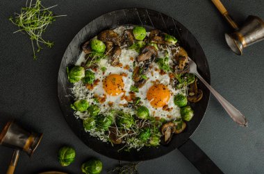 Boğalar göz yumurta ve Brüksel lahanası ile sebze omlet