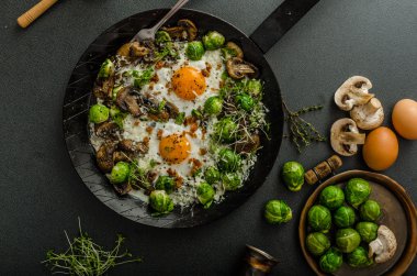 Boğalar göz yumurta ve Brüksel lahanası ile sebze omlet