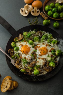 Boğalar göz yumurta ve Brüksel lahanası ile sebze omlet
