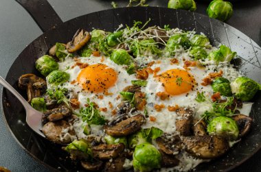 Boğalar göz yumurta ve Brüksel lahanası ile sebze omlet
