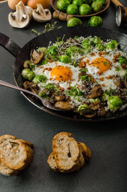 Boğalar göz yumurta ve Brüksel lahanası ile sebze omlet