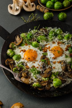 Boğalar göz yumurta ve Brüksel lahanası ile sebze omlet