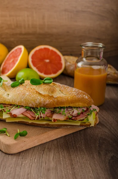 Baguettes rústicos con grupa ahumada —  Fotos de Stock