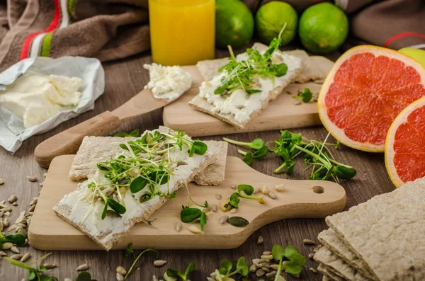 Desayuno saludable, Pan crujiente con queso crema ecológico —  Fotos de Stock