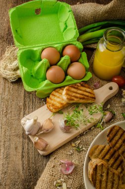 Sahanda yumurta, krem ve kabarık