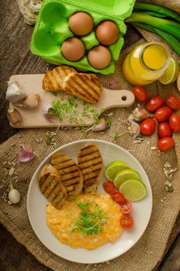 Sahanda yumurta, krem ve kabarık