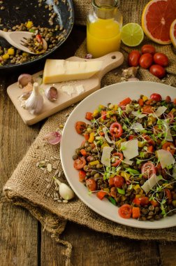 Sıcak salata ve mercimek, biyo sağlıklı
