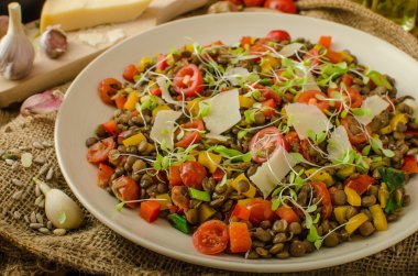 Sıcak salata ve mercimek, biyo sağlıklı