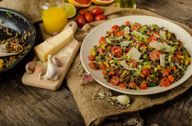Sıcak salata ve mercimek, biyo sağlıklı