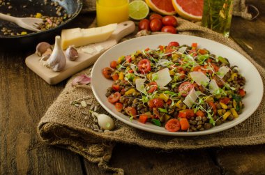 Sıcak salata ve mercimek, biyo sağlıklı