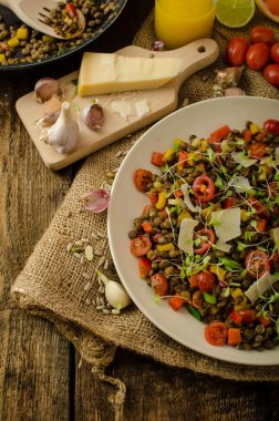 Sıcak salata ve mercimek, biyo sağlıklı