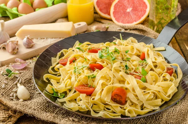 Griesmeel pasta met geroosterde knoflook, bestrooid microherbs — Stockfoto