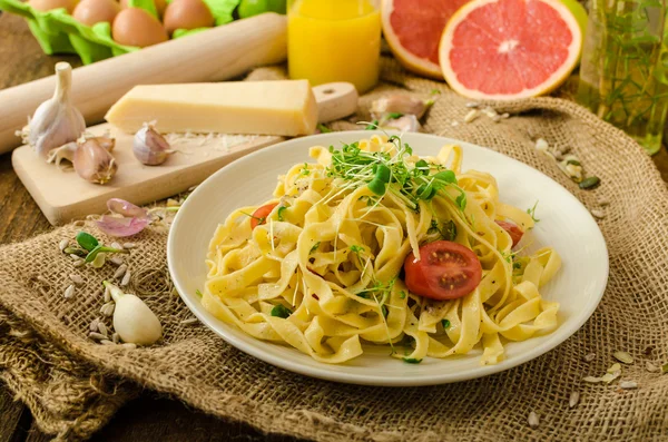 Griesmeel pasta met geroosterde knoflook, bestrooid microherbs — Stockfoto