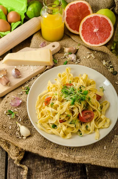 Griesmeel pasta met geroosterde knoflook, bestrooid microherbs — Stockfoto
