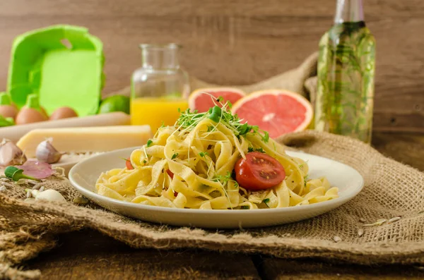 Griesmeel pasta met geroosterde knoflook, bestrooid microherbs — Stockfoto