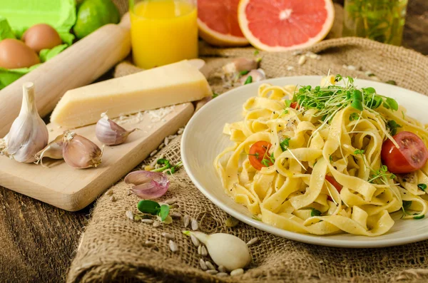 Pasta di semolino con aglio arrosto, microerbe spruzzate — Foto Stock