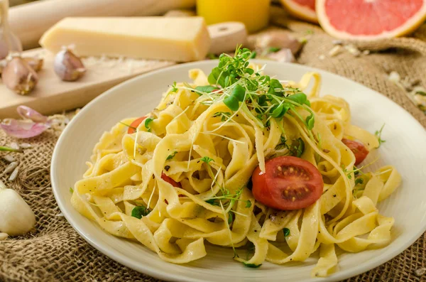 Pasta di semolino con aglio arrosto, microerbe spruzzate — Foto Stock