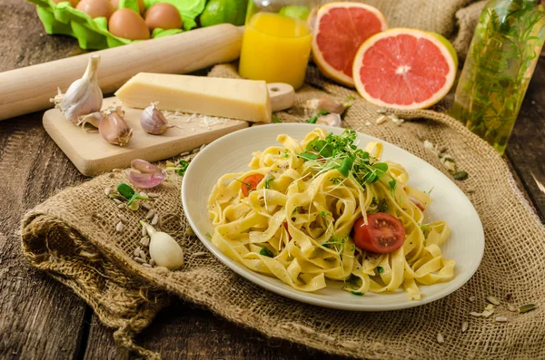 Pasta di semolino con aglio arrosto, microerbe spruzzate — Foto Stock