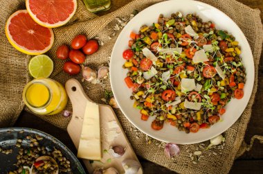 Sıcak salata ve mercimek, biyo sağlıklı