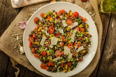Sıcak salata ve mercimek, biyo sağlıklı